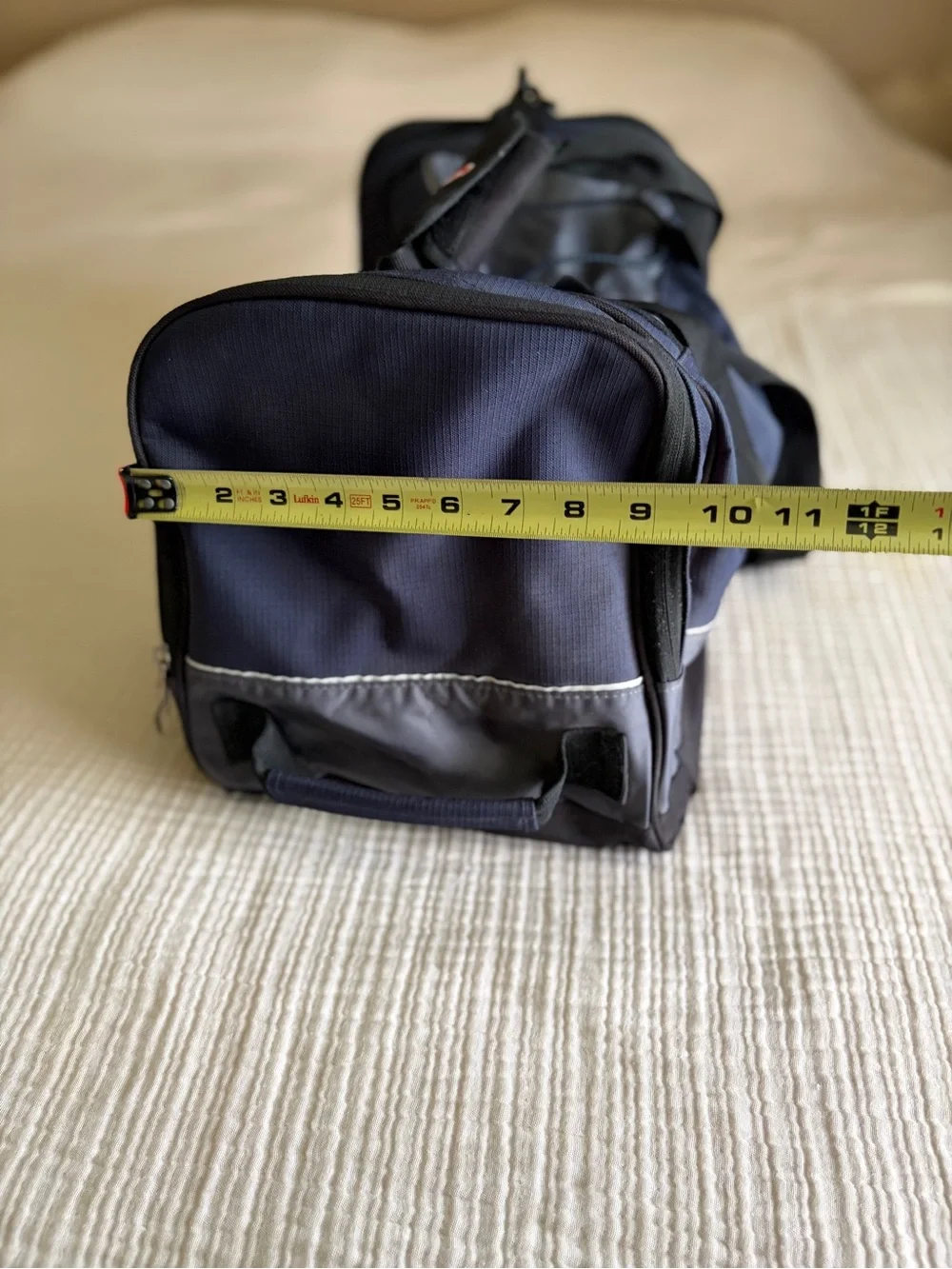 SwissGear spacious duffel